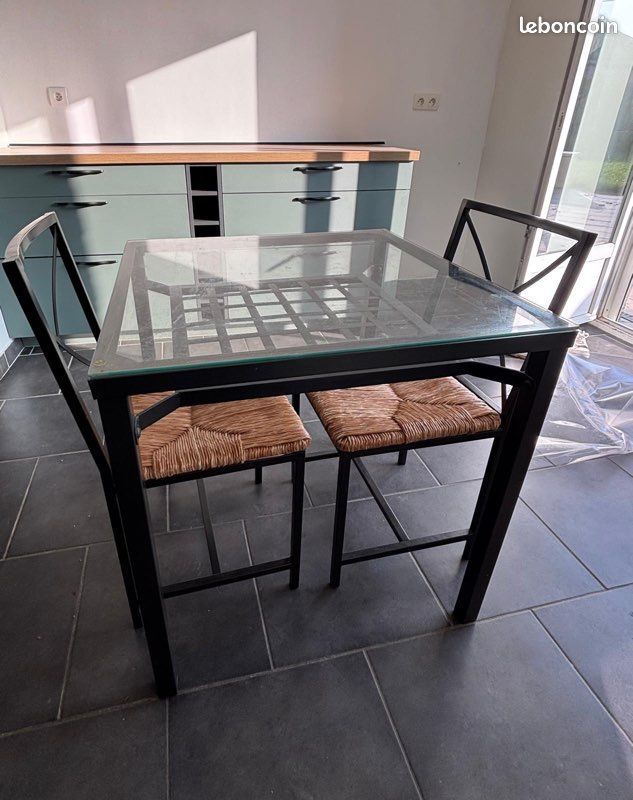 Table en verre et 2 chaise rotin (image 1)