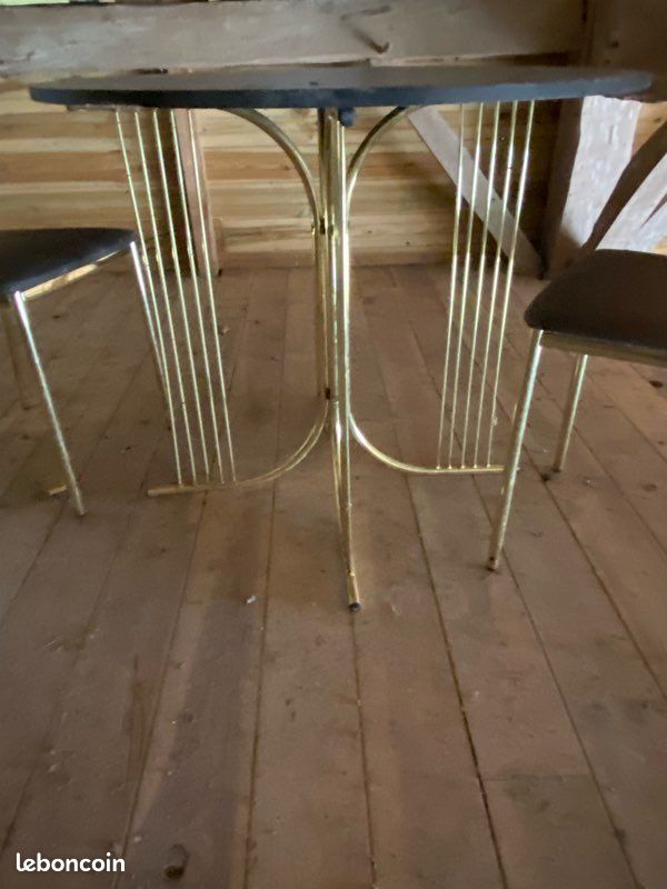 Table avec 2 chaises (image 2)