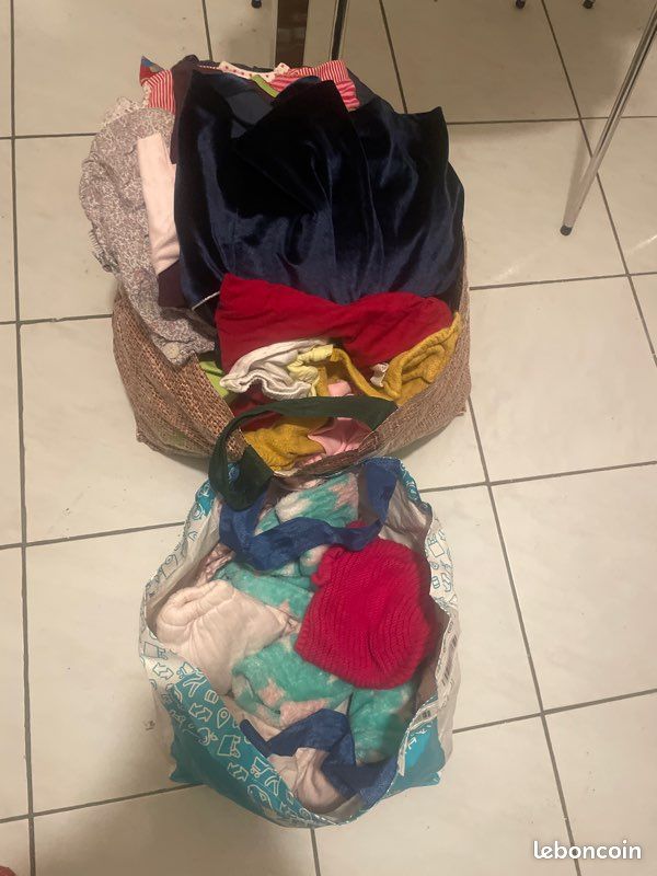 Je vends les deux sacs, 15  les vêtements de bébé fille de l’âge, trois mois jusqu’à 18 mois (image 14)