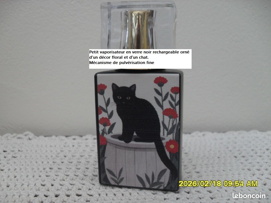 Vaporisateur de parfum en verre noir de 30 ml, orné d'un motif de chat." (image 1)