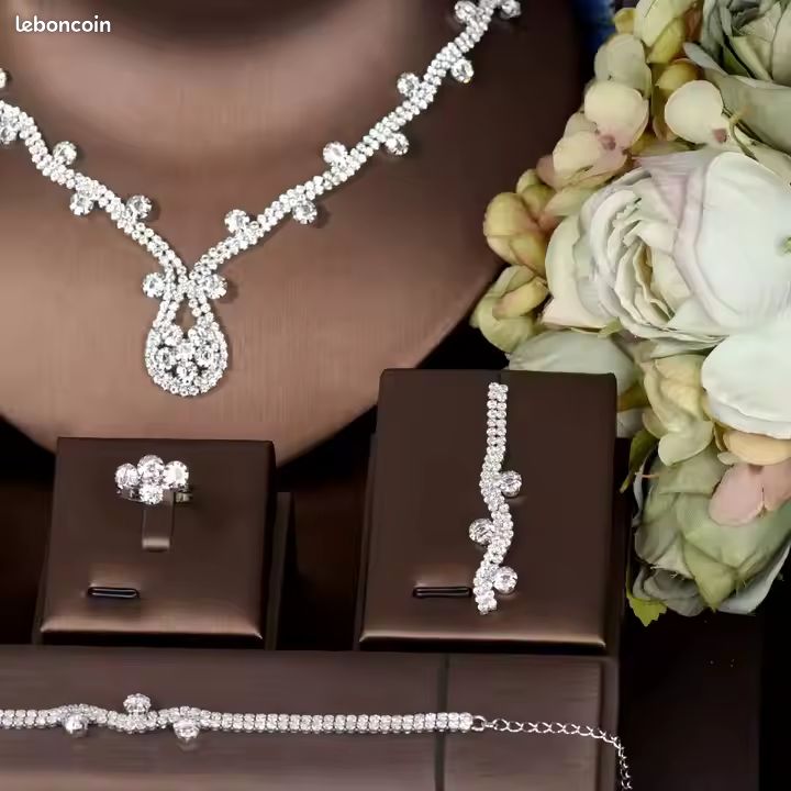 Cadeau Saint Valentin Femme Fournisseur De Parure Plaqué Or : Collier Boucle D'oreille Bracelet Bague Pour Tarif Le Moins élevé, REF : CC COF F 011 MIX OR Cadeau Saint Valentin Anniversaire Romantique Cadeau Saint Valentin Femme Fournisseur De Parure Plaqué Or : Collier Boucle D'oreille Bracelet Bague Pour Tarif Le Moins élevé, REF : CC COF F 011 MIX OR Cadeau Saint Valentin Anniversaire Romantique