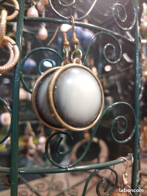 Boucles d'oreilles doré et blanc (image 1)