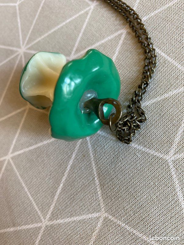 Collier Sautoir Vintage Années 1970 - Pendentif Croix Avec Cabochon Vert - Longueur 46-50 Cm