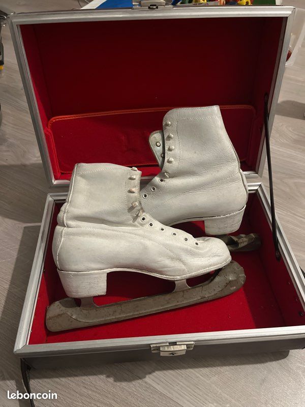 Paire de patins à glace - MNM.2003.1.1