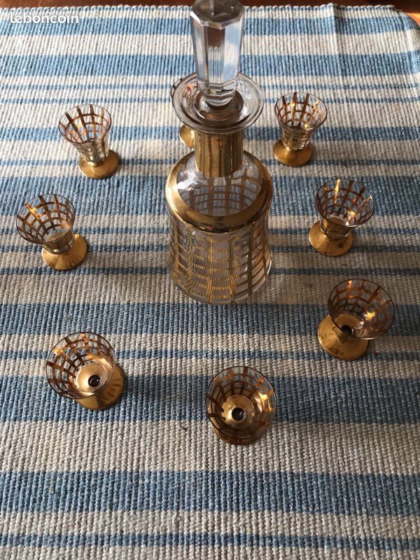 Service à Liqueur Ancien - Carafe Et 8 Verres Verts Avec Décorations Dorées - Fabriqué En Espagne
