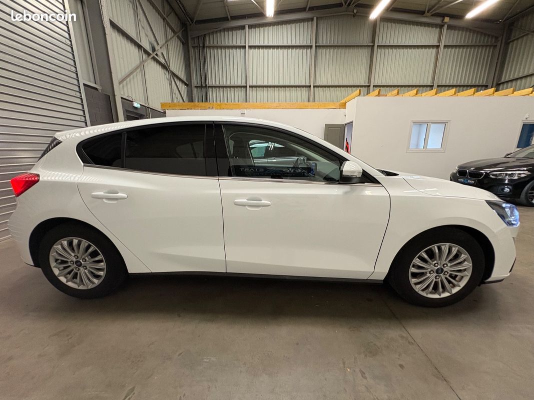 FORD Focus Berline Titanium X 1.0 EcoBoost 125 / CARPLAY / LINE ASSIST / CAMERA RECUL / RADAR AR / REGULATEUR LIMITEUR / CLIM AUTO (image 6)