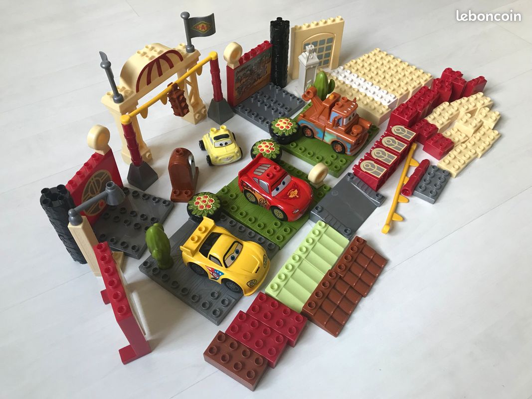 Lot de Mega Bloks Disney + 2 voitures Lego Cars (image 1)