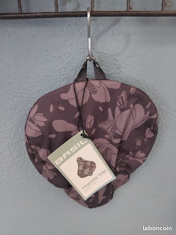 Couvre selle imperméable BASIL modèle Magnolia Blackberry (image 1)