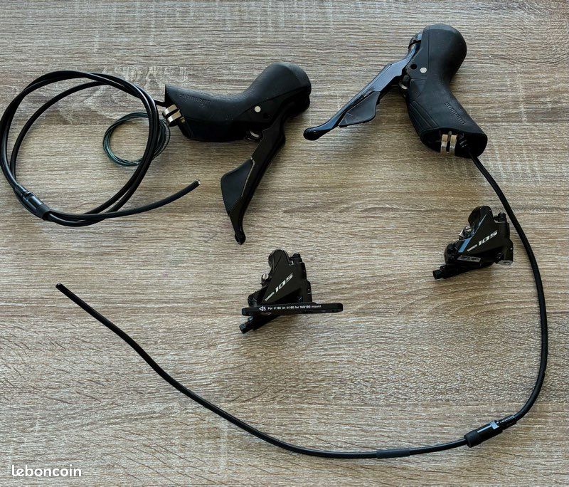 Poignées vélo route Shimano 105 R7000 2x11v - Leviers en carbone Poignées vélo route Shimano 105 R7000 2x11v - Leviers en carbone