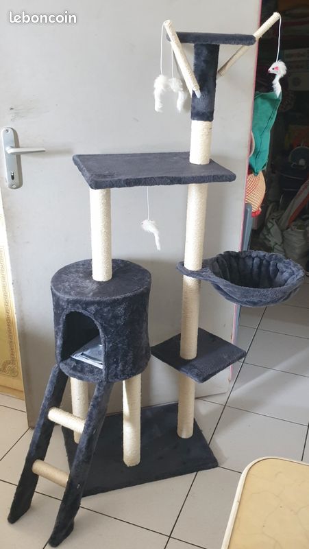 Arbre a chat avec pompon neuf (image 1)