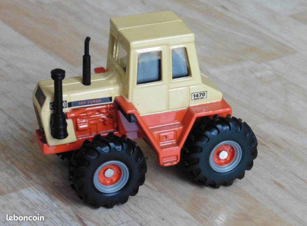ERTL 1/64 Scale Case 1470 Traction King Tractor With Cab - Die-Cast Farm Toy