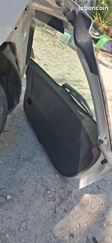 Hayon toyota yaris (image 2)