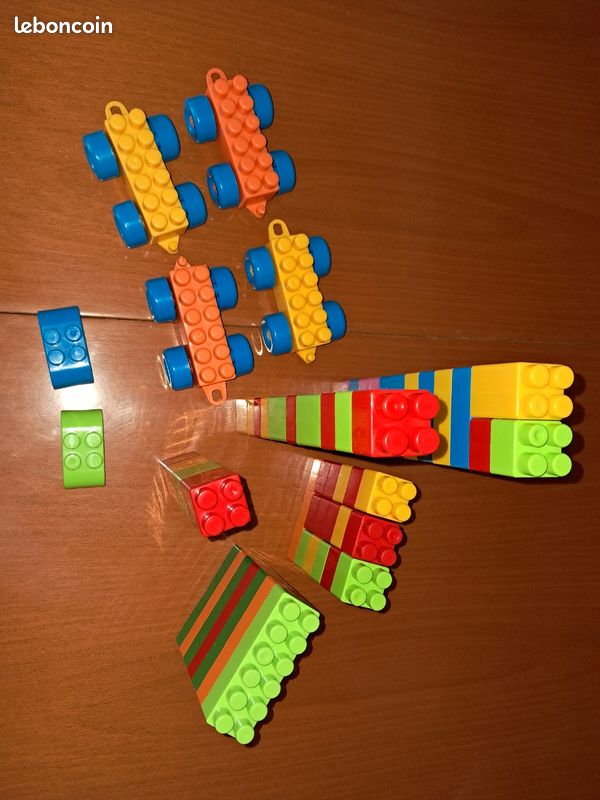 Lots de 4 voitures et de 52 briques (image 1)