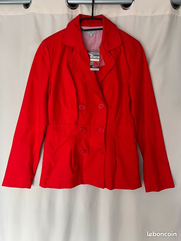 Veste à volants rouge - France