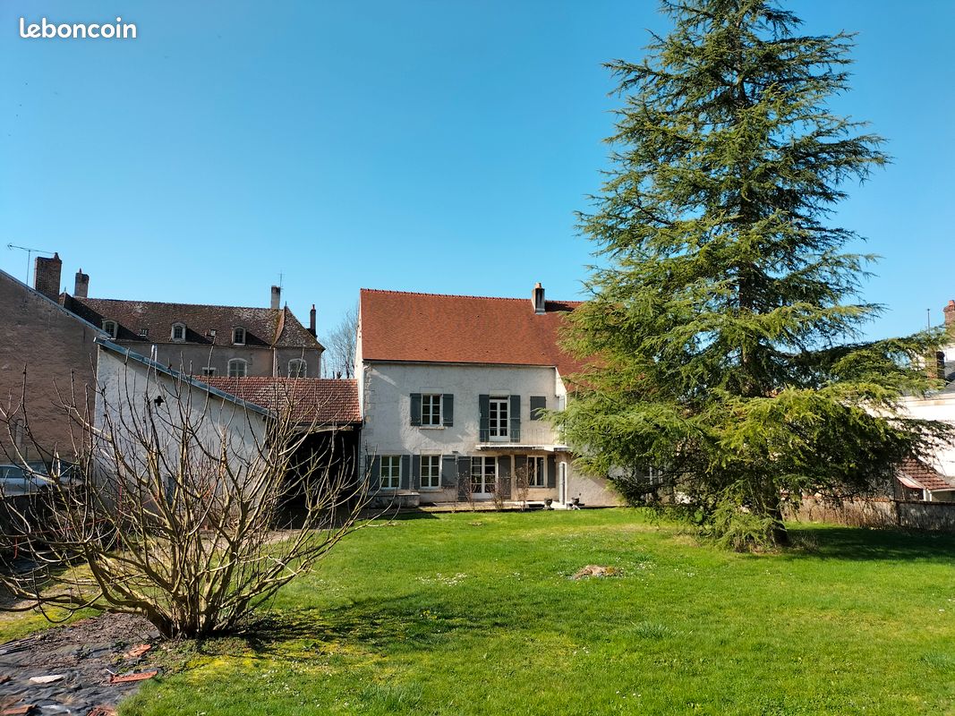 Maison 7 pièces 208 m² · à Châtel-Censoir · 208 m² · 260 000 €