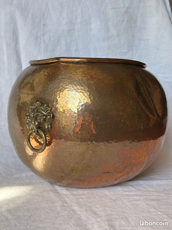 Ancien cache-pot en cuivre martelé – têtes de lion – état ancien (image 1)
