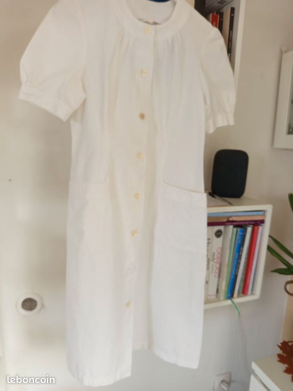 Haut Chemisier BCBG Max Azria Blanc Brodé Taille S - Neuf Avec étiquette Mais Petit Défaut