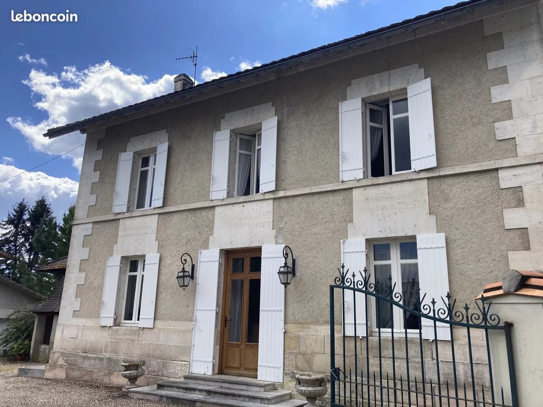 Maison 8 pièces 170 m² · à Saint-Séverin · 170 m² · 197 000 €