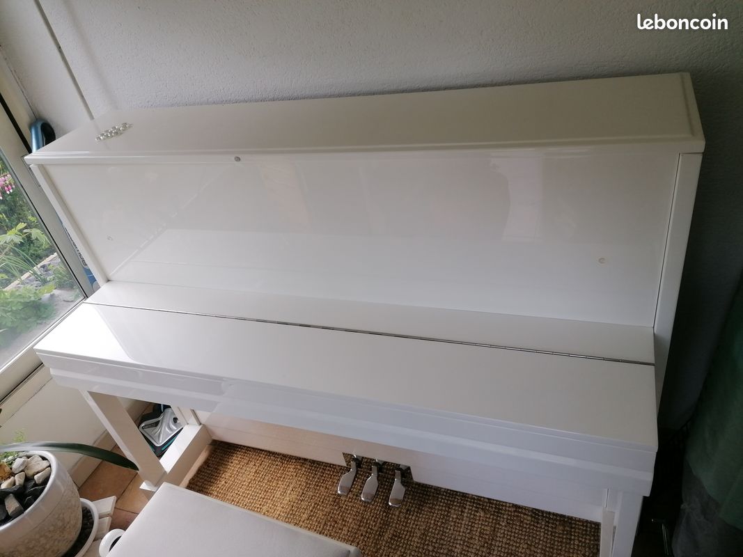Piano droit blanc (image 1)