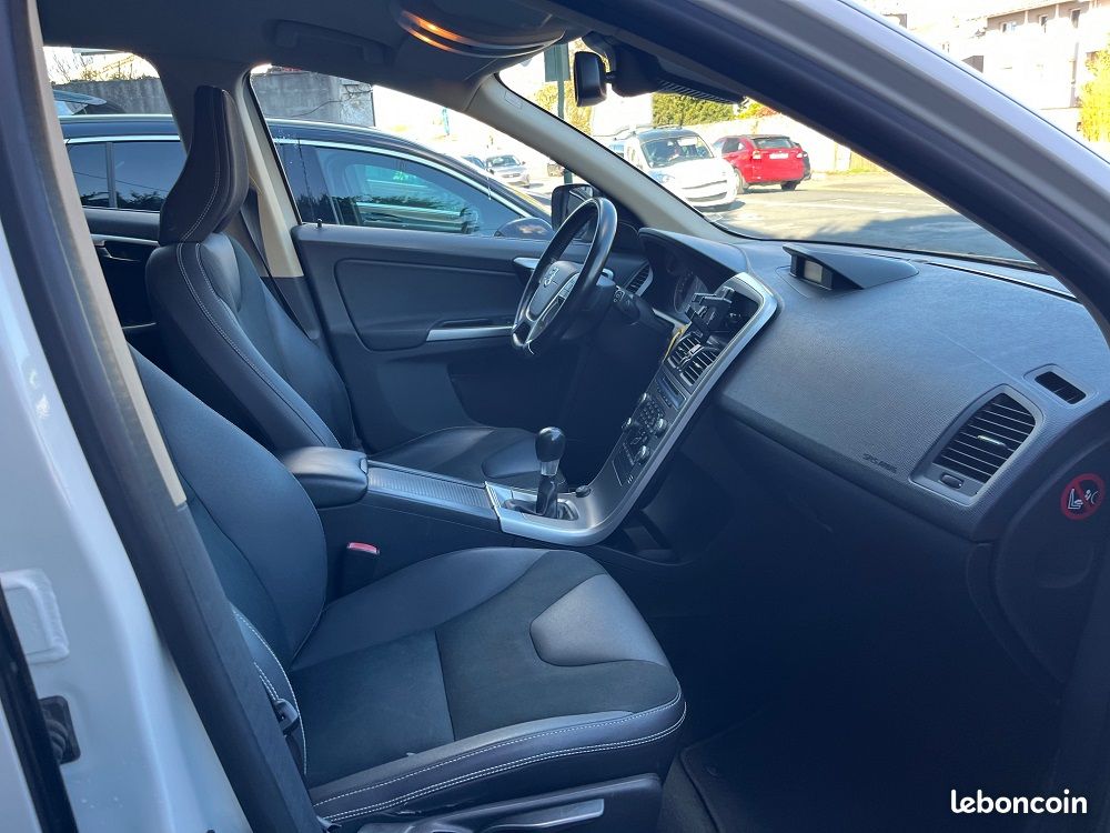 Volvo XC60 2.4 D 175 CH Momentum (image 2)