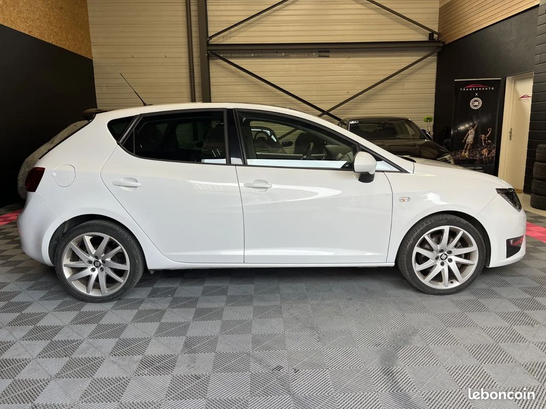 SEAT IBIZA 1.0 TSI 110 FR - CUIR ALCANTARA - TOIT OUVRANT - GPS - CLIM Auto - (image 4)