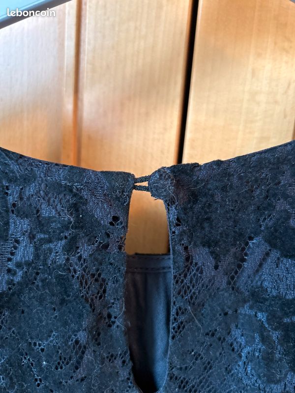 Robe noire effet dentelle (image 4)