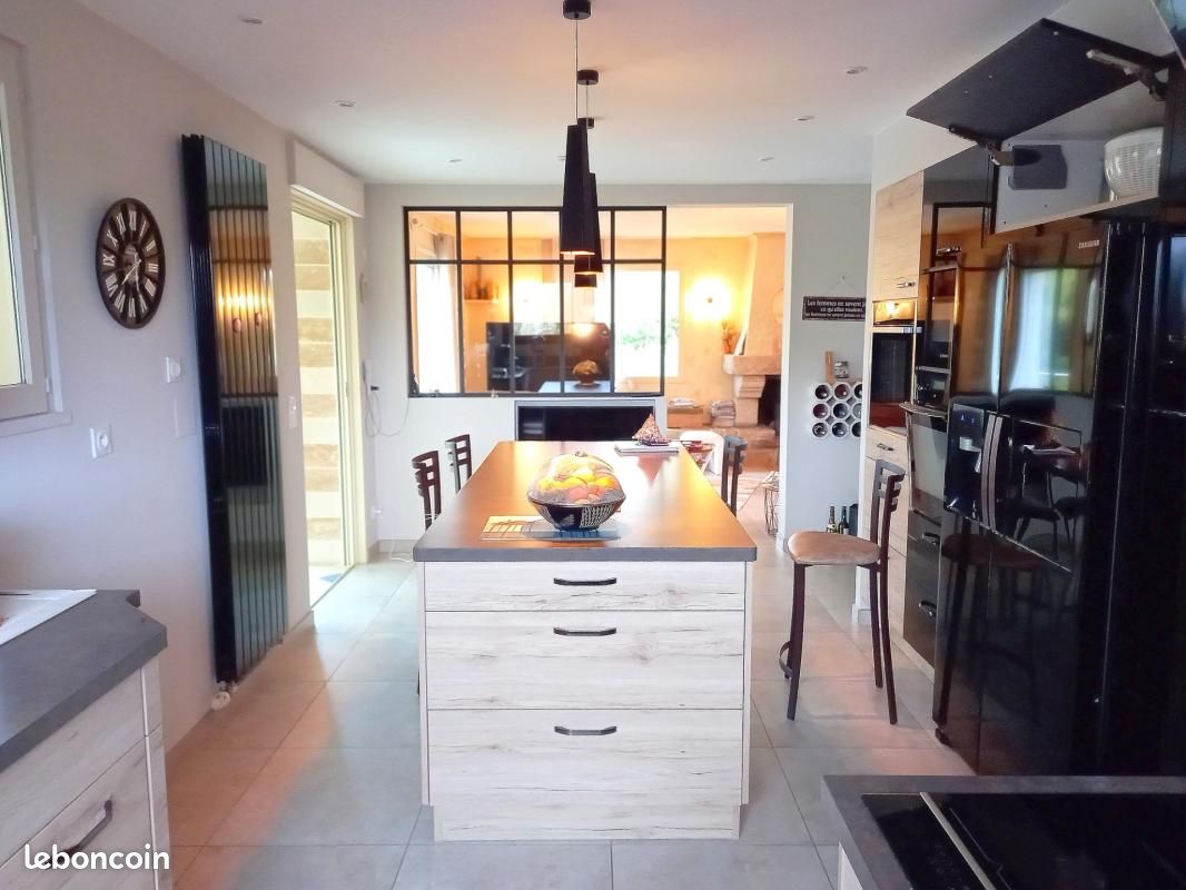 Maison 10 pièces 300 m² · à Cosmes · 300 m² · 546 000 €