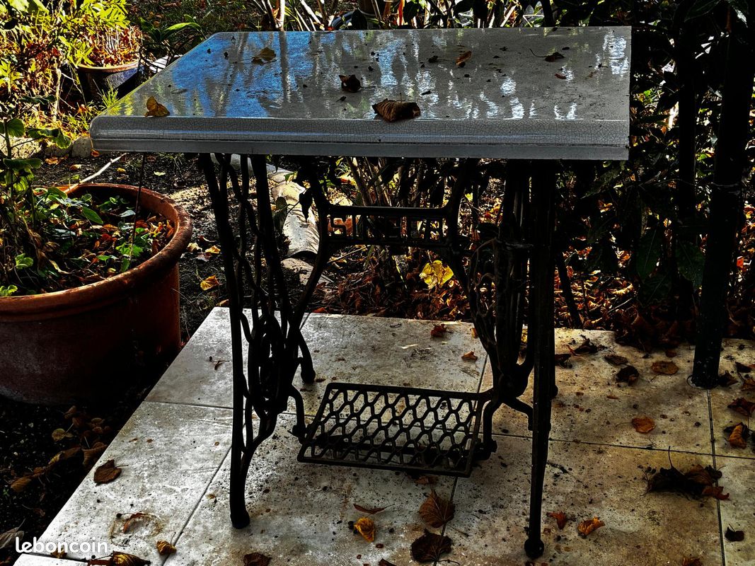 Table ancienne en marbre véritable et fonte – Piètement de machine à coudre antique (image 1)