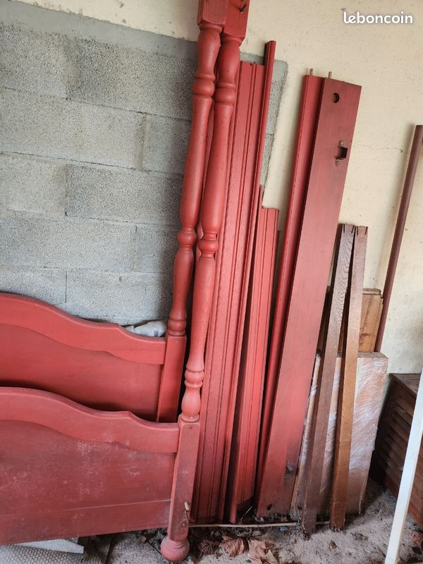 Lit baldaquin rouge en bois (image 2)