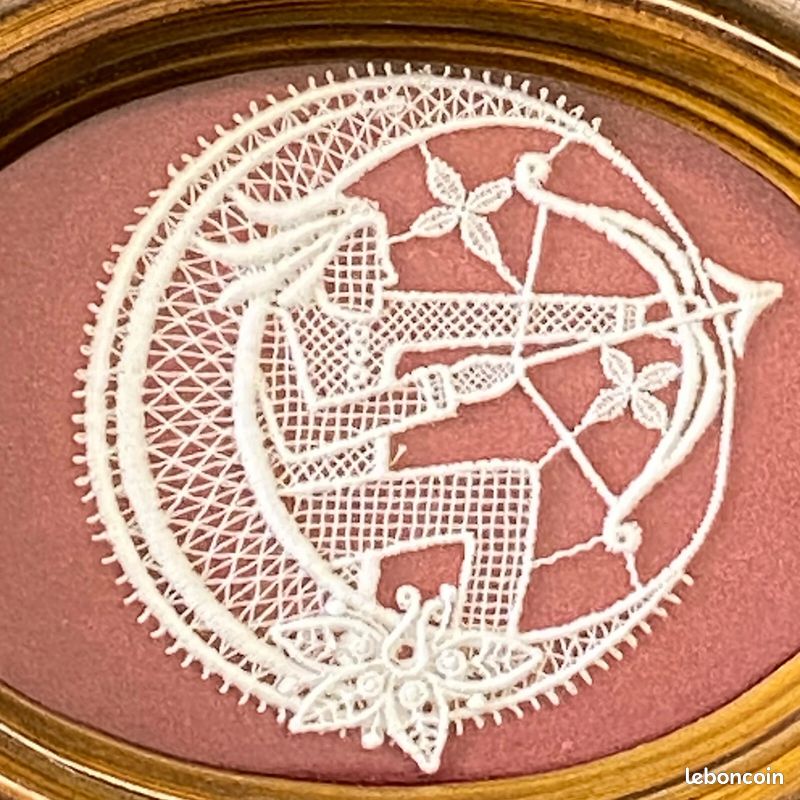 Dentelle Fuseaux Bruges Motif Personnage et Lune - Sous Verre Médaillon - Ancien (image 2)