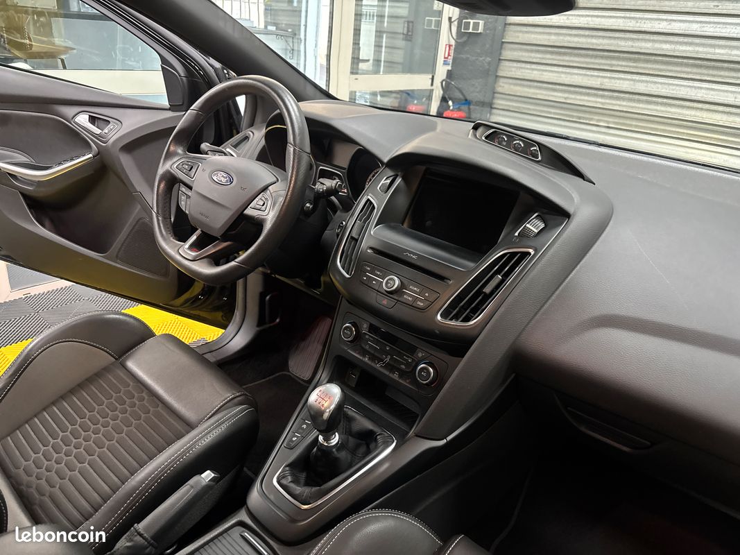 Ford Focus II 2.0 ST 250 cv Ecoboost 5 portes Recaro gps châssis sport alarme sièges chauffant pack hivers (image 8)