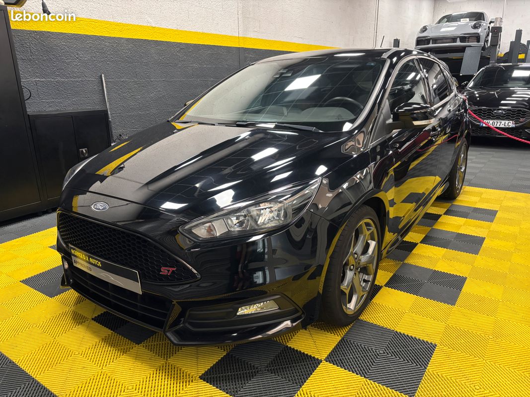 Ford Focus II 2.0 ST 250 cv Ecoboost 5 portes Recaro gps châssis sport alarme sièges chauffant pack hivers (image 2)