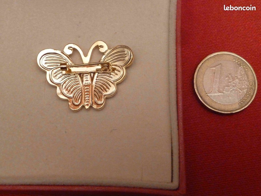 Broche papillon et strass (image 3)