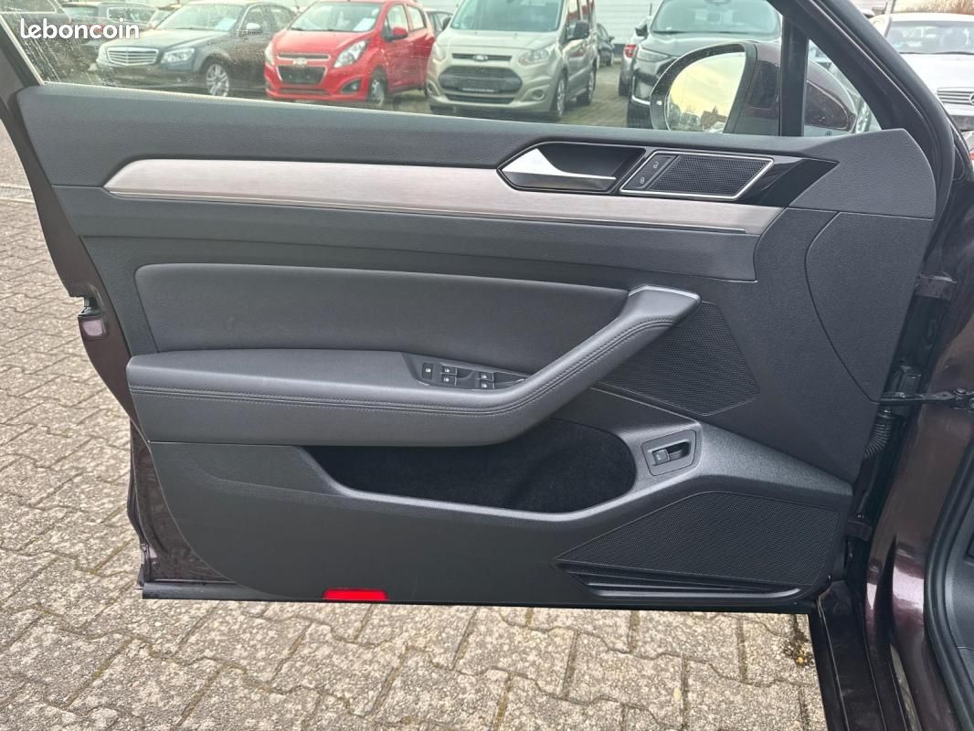Volkswagen Passat SW Highline 1.4 TSI 150 ch / Virtual Cockpit Toit panoramique Caméra LED (image 12)