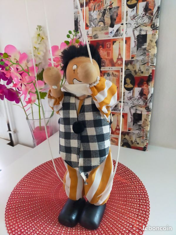 Marionnette à Fils Clown En Bois Sarini - Jouet Narration Rose Pour Enfants