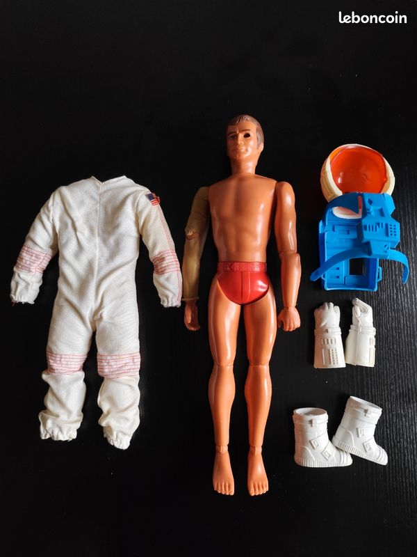 TENUE D'AVENTURE - L'homme Qui Valait 3 Milliards - 1977 EUR 51,00 - FR