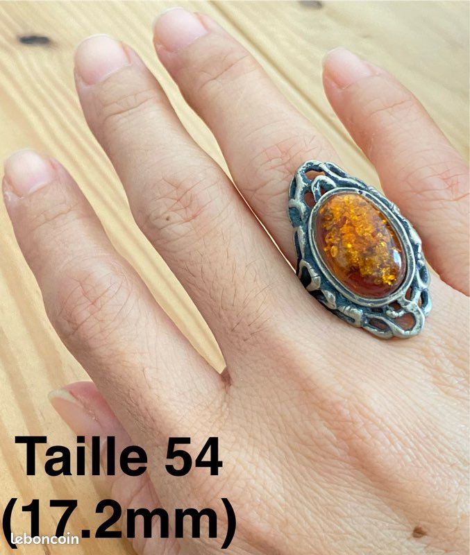 Bague en argent massif avec une très jolie perle en ambre véritable