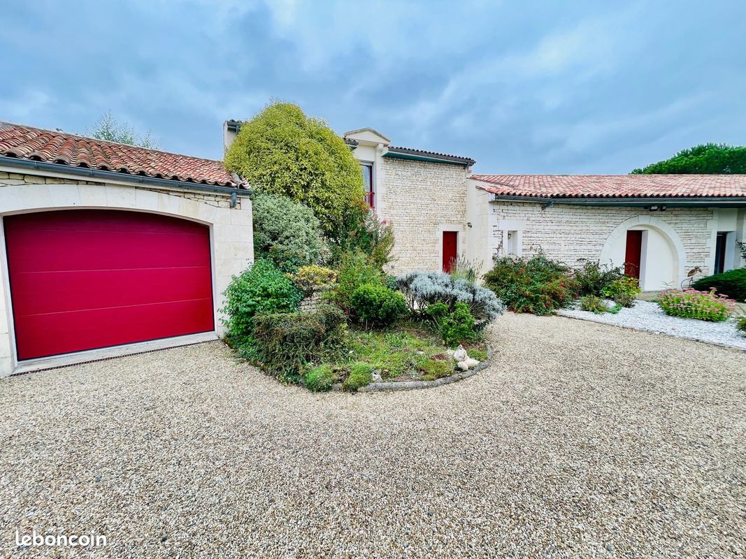 Maison 9 pièces 402 m² · à Saint-Pierre-le-Vieux · 402 m² · 546 500 €