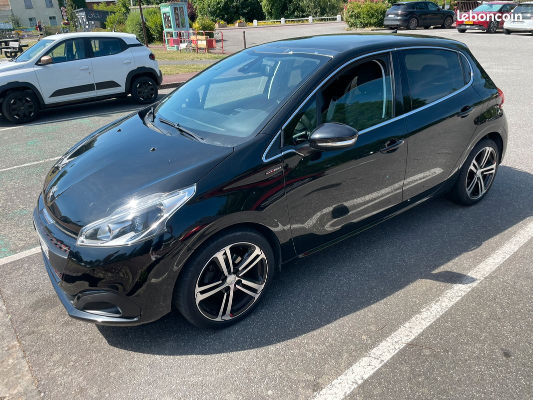 Peugeot 208 GT line 1,2l noire année 2018 - 27 296 km (image 1)