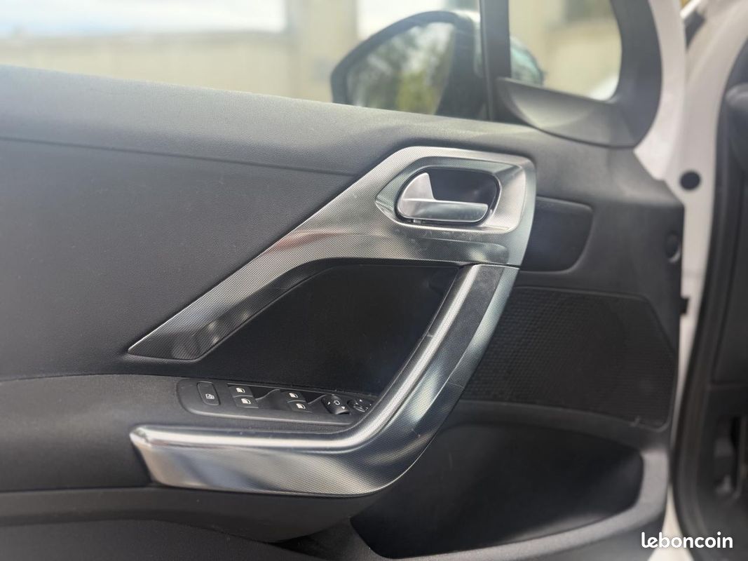 PEUGEOT 2008 1.2i 110CH BV EAT6 Allure (image 16)