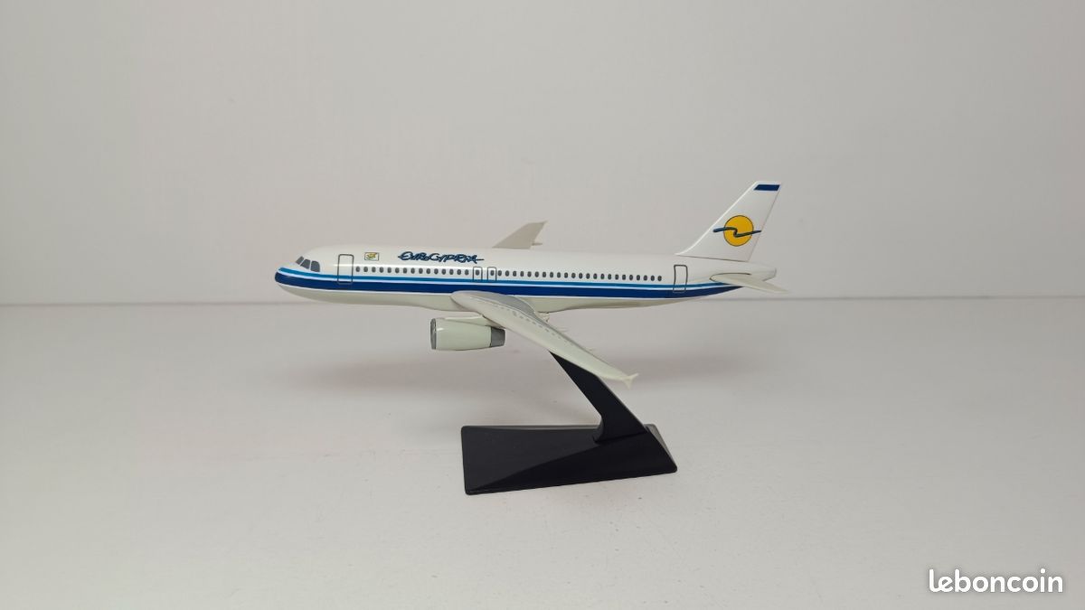 Maquette avion Airbus A320 EuroCypria 1/200 (image 1)