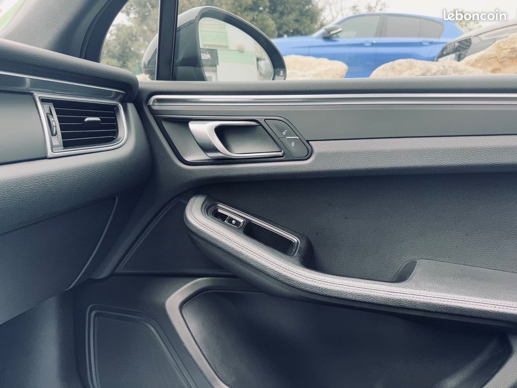 Porsche Macan 2.0L 252CH PDK + TOIT OUVRANT + SUIVI PORSCHE + SIEGES CHAUFFANTS/ELEC + CAMERA DE RECUL + GARANTIE 12 MOIS (image 34)