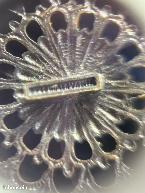 Grande Broche Art Déco Tchécoslovaquie - Métal Et Pâte De Verre Avec Strass Rouges - 63x47mm - Occasion Vintage