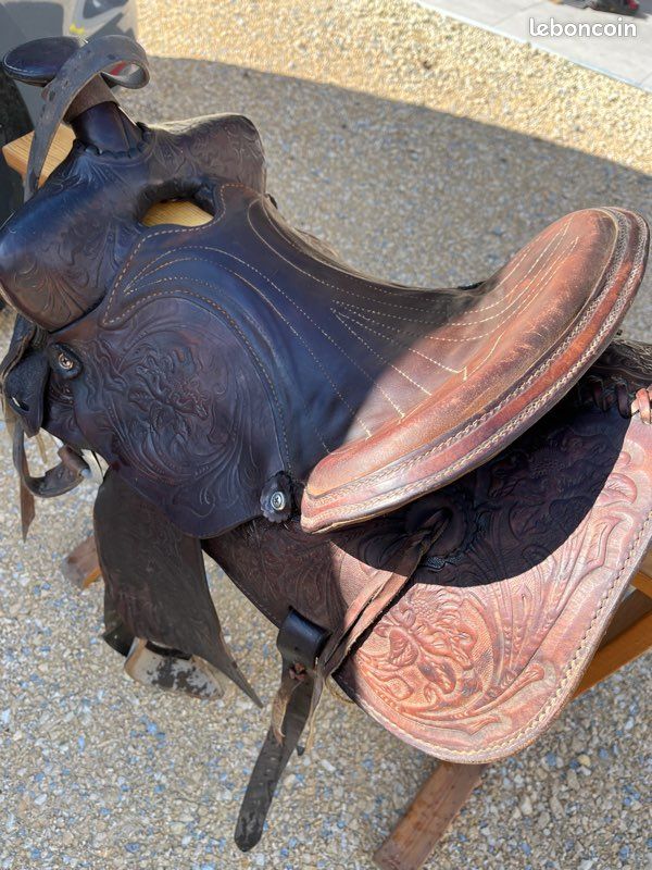 Gravure sur bois de défilement de selle western de cheval | Vecteur Premium