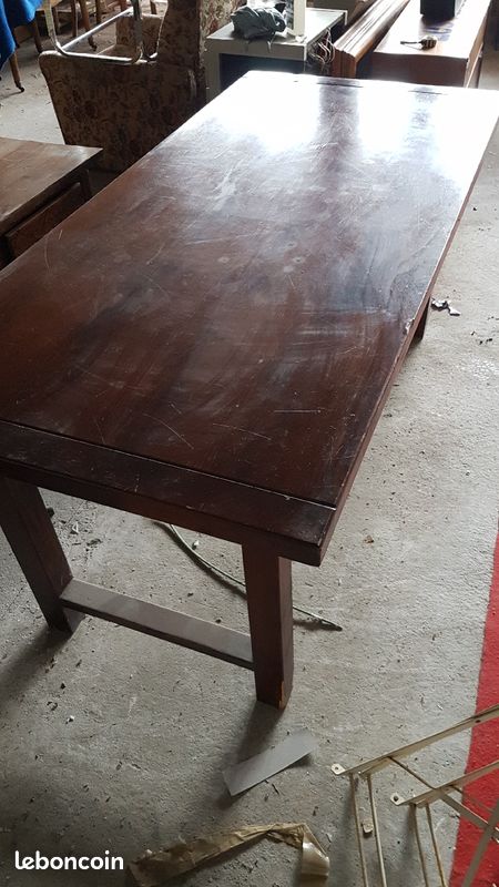 Table en bois massif foncé (image 2)