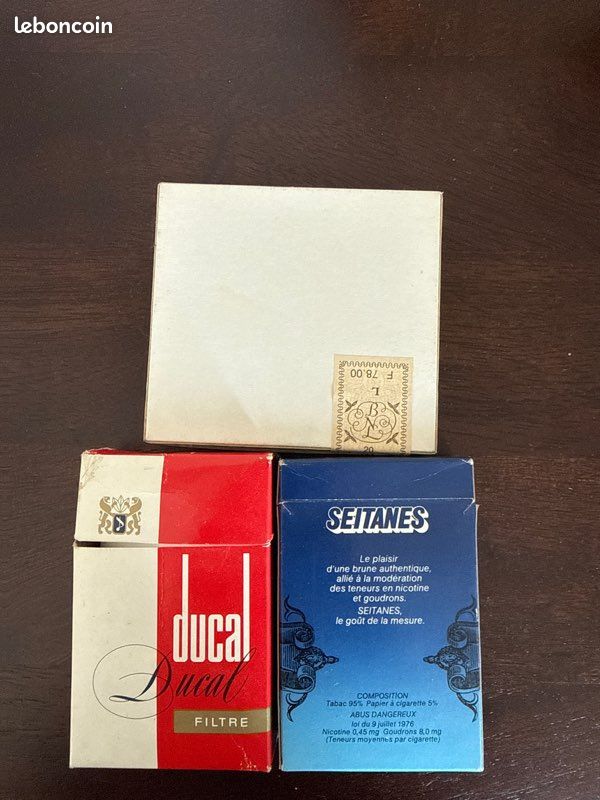 Ancien Paquet De Cigarettes Gauloises, Le Français Typique Sur Un Fond Blanc Dentelle France Image218680373