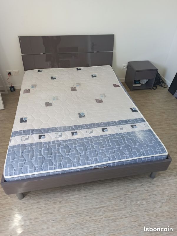 Lit et table de chevet (image 1)