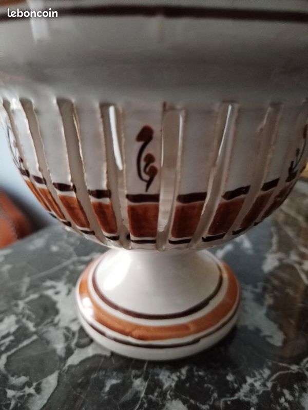 Ancien pot couvert en faïence fine ajourée, décor peint brun et motif feuille. Idéal pot-pourri ou ail/échalotes. H.17 cm, Ø13,5 cm. Fissure visible, vendu en l’état (image 11)