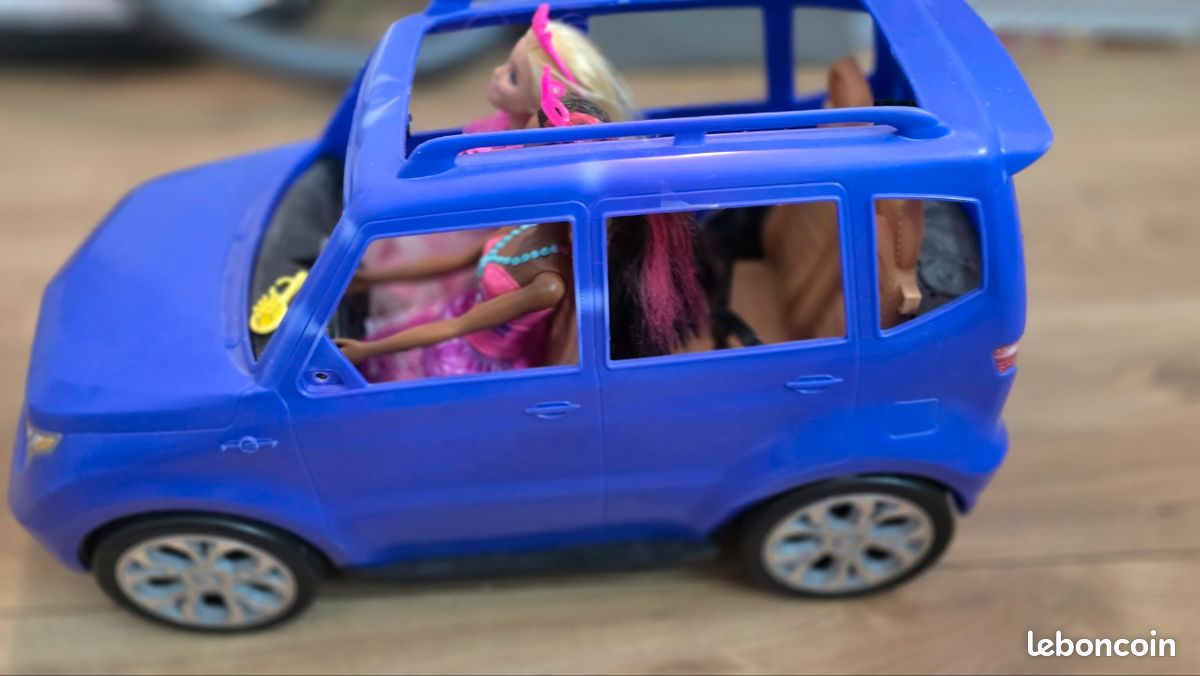 Lot 2 barbies + voiture 4 places
Avec vetemenrs et accomme indiqués sur les photos (image 1)