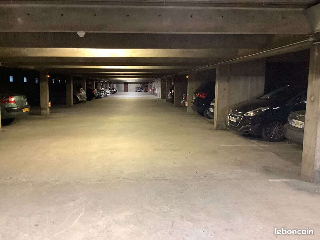 Parking/box LYON · 90 €/mois